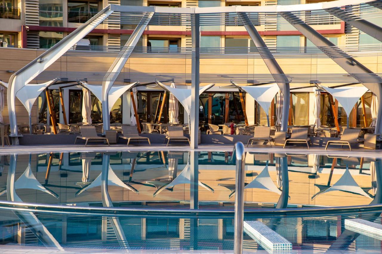 Vega Hotel Mamaia Exterior foto The roof of the building