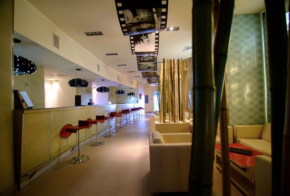 Vega Hotel Mamaia Exterior foto The bar at the hotel