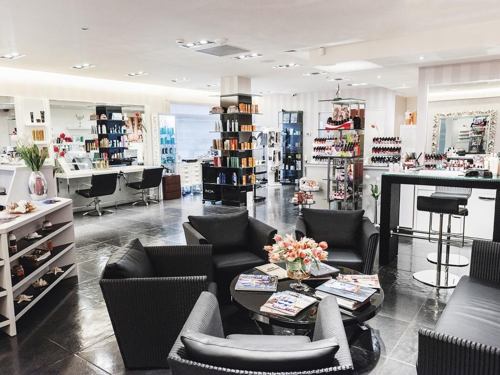 Vega Hotel Mamaia Exterior foto The interior of a salon in New York City