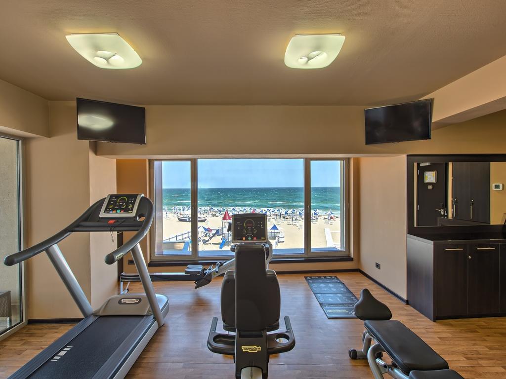 Vega Hotel Mamaia Exterior foto The gym at the hotel