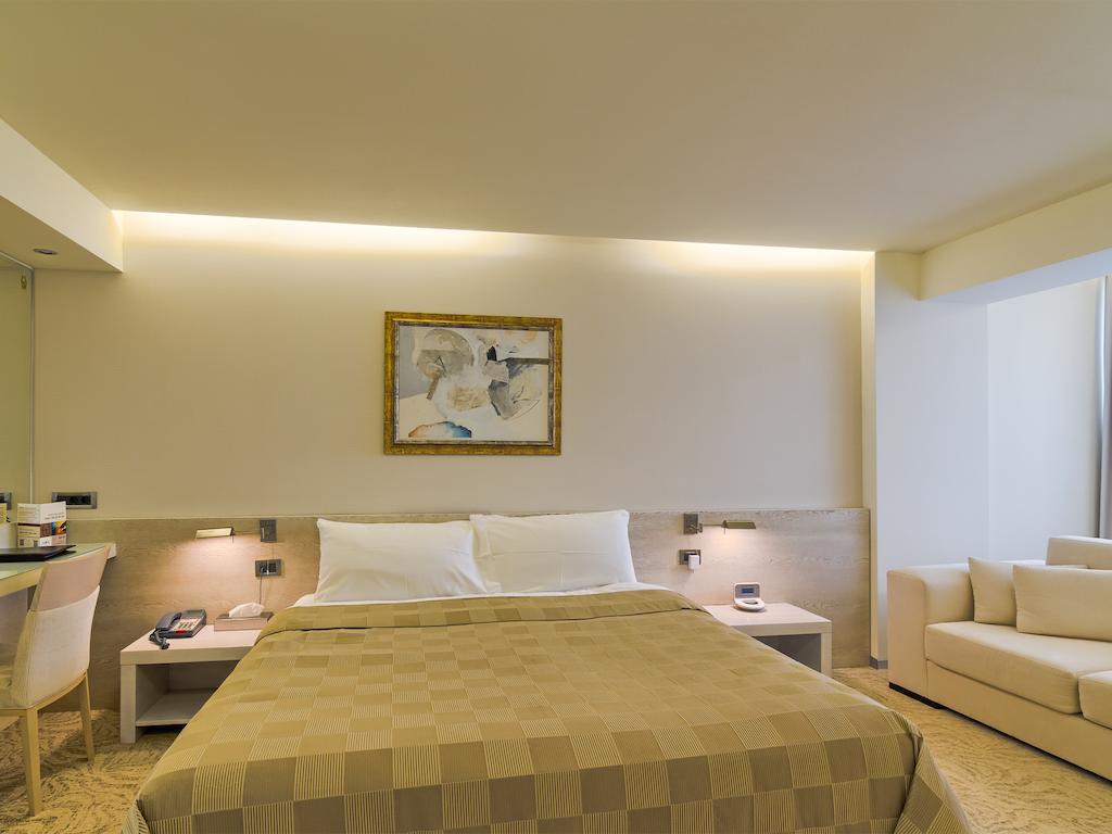 Vega Hotel Mamaia Cameră foto A room at the hotel