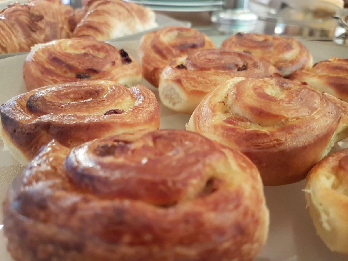 Vega Hotel Mamaia Exterior foto Saffron buns
