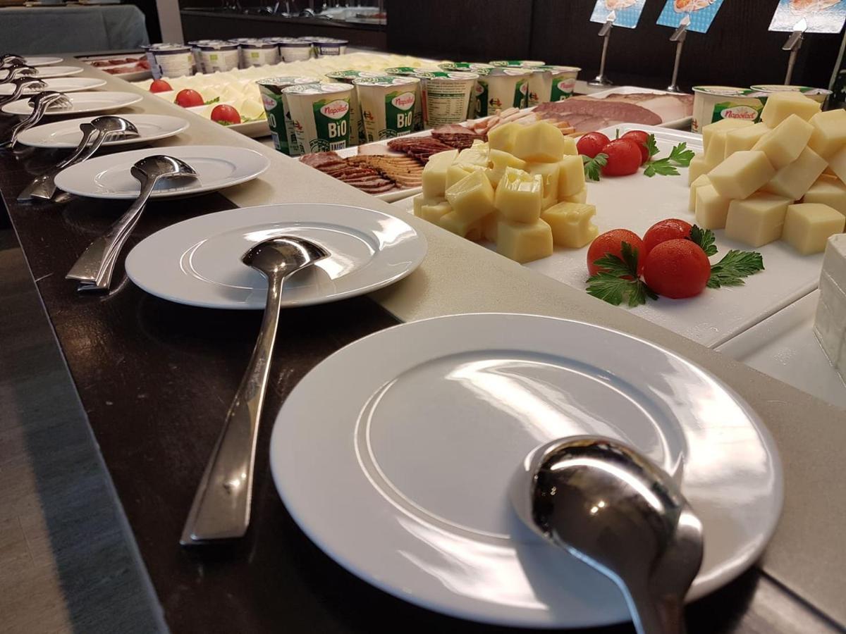 Vega Hotel Mamaia Exterior foto A cheese platter