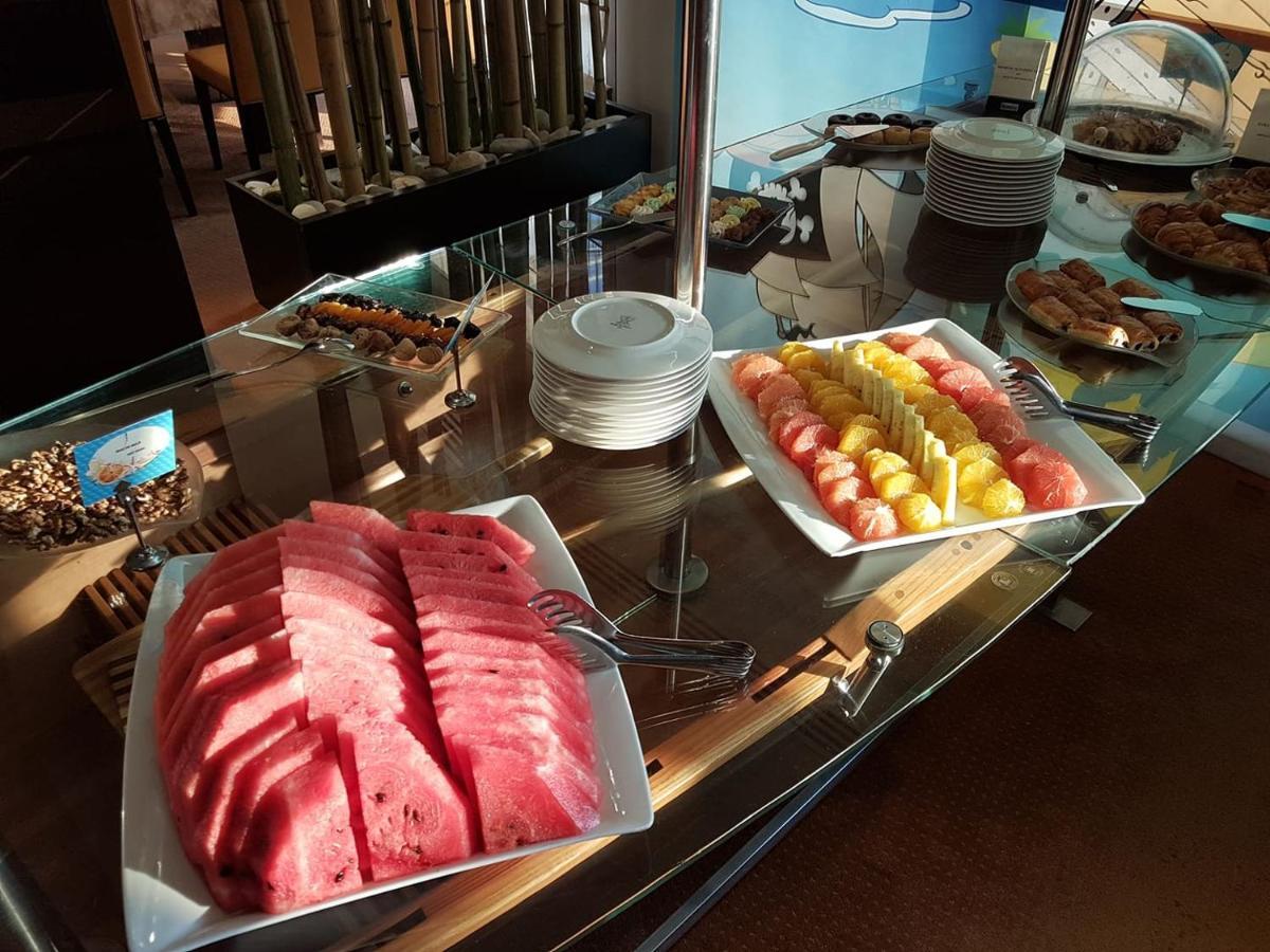 Vega Hotel Mamaia Exterior foto Watermelon and pineapple at a buffet