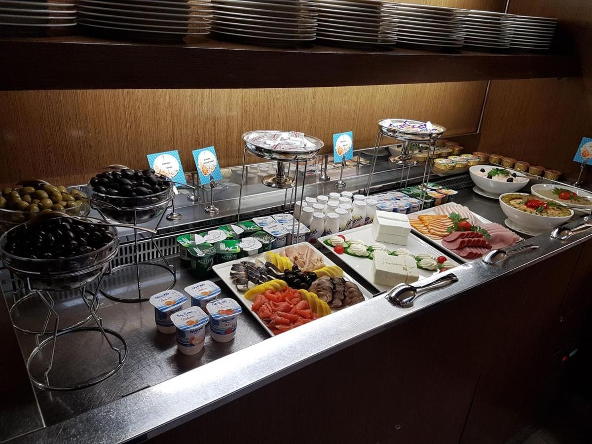 Vega Hotel Mamaia Exterior foto A buffet at a hotel
