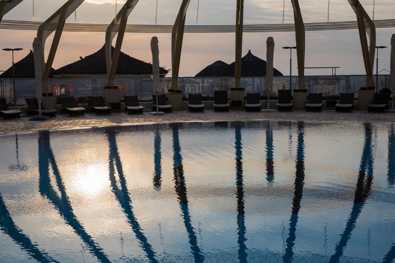 Vega Hotel Mamaia Exterior foto The pool at the Sky Bar